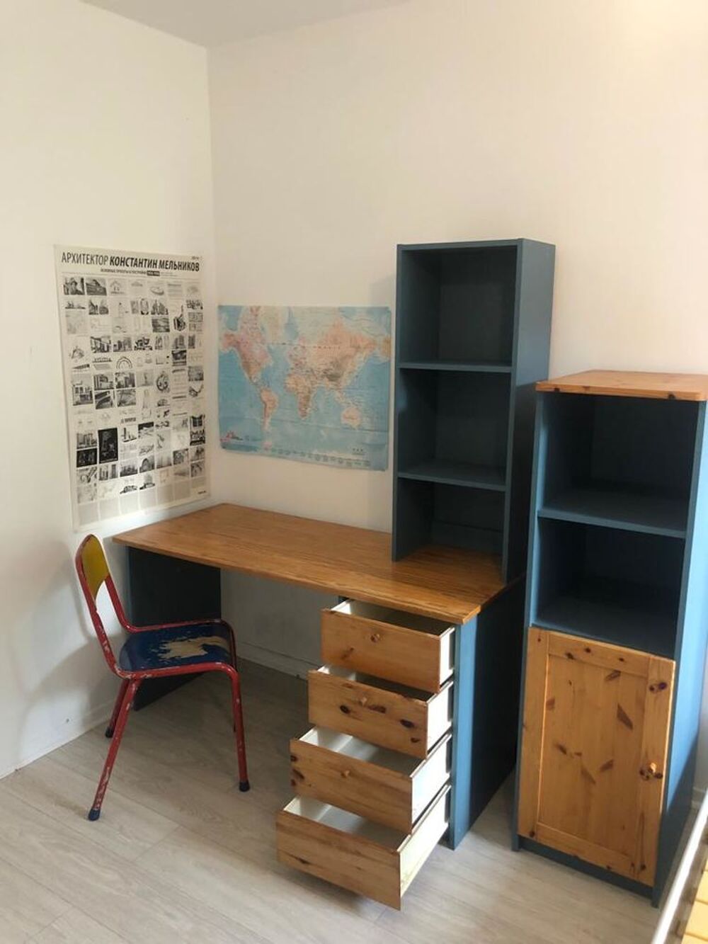 Bureau en bois et ensemble d'&eacute;tag&egrave;res Meubles