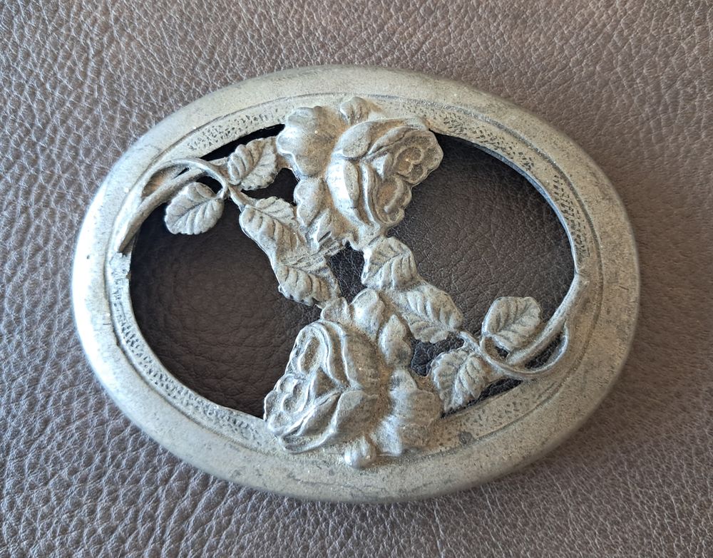 ornement applique m&eacute;daillon ovale en zinc rep 2 roses Décoration