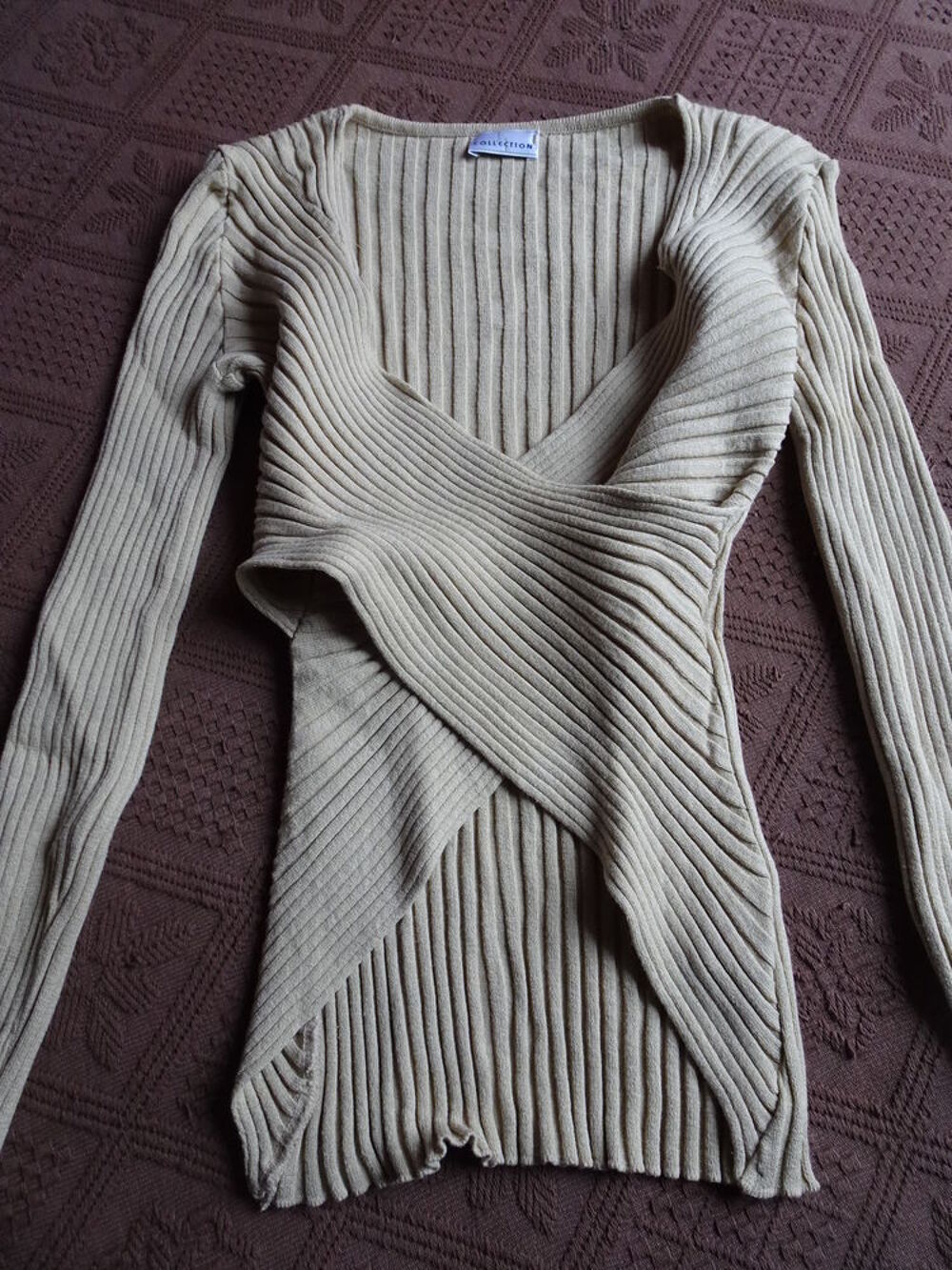 Pull beige avec un col crois&eacute; Vêtements