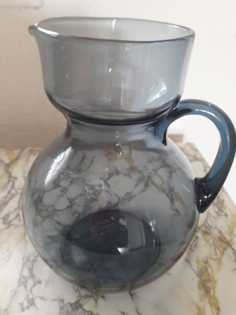 Pichet bleu.      1 �. 1 Bizanos (64)