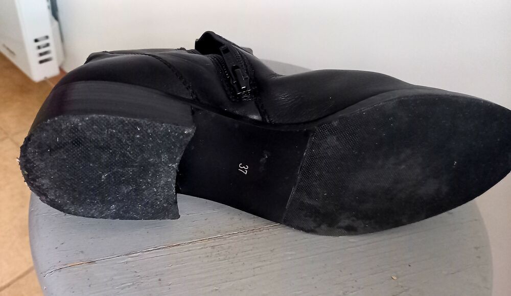 1 paire de bottes noires
fermeture &eacute;clair Chaussures