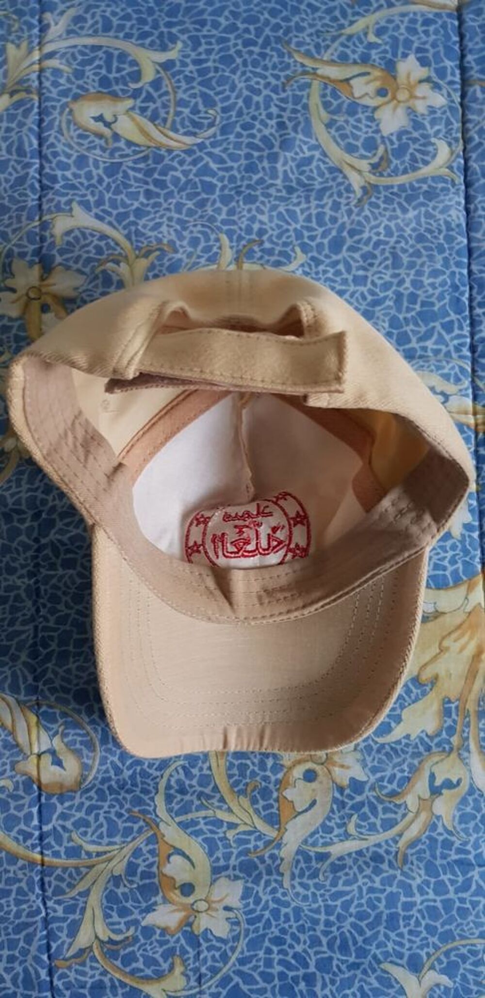Casquette beige brod&eacute;e rouge unisexe, tr&egrave;s bon &eacute;tat Vêtements
