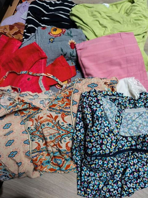 Nombreux Vetements FEMME taille 42/44 20 Saint-Genis-Laval (69)