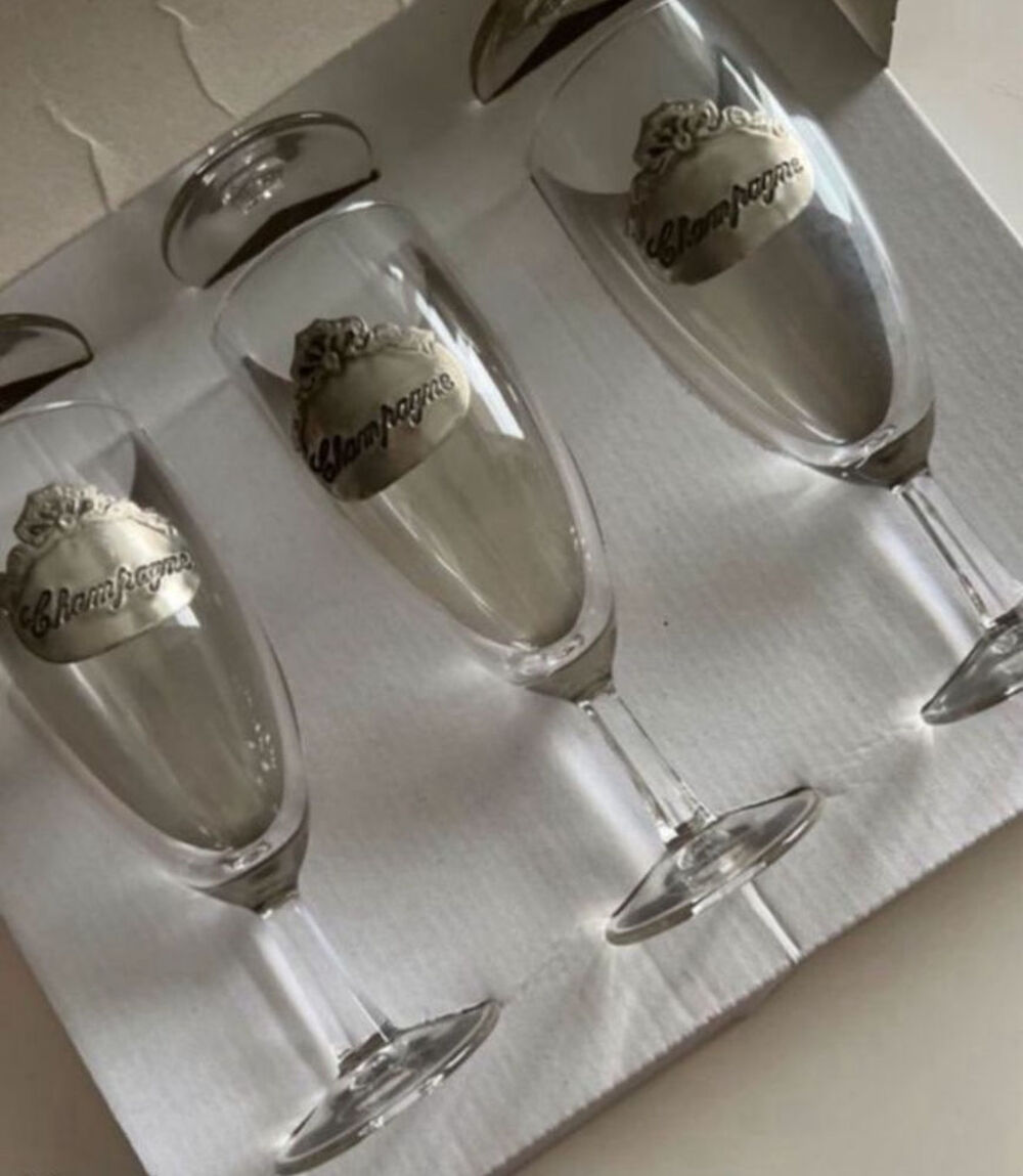 Fl&ucirc;tes champagne avec &eacute;tiquette en &eacute;tain 
Vintage Cuisine