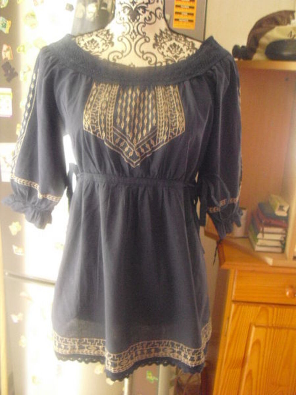 BLOUSE bleu marine fon&ccedil;&eacute;,broderies blanches,dentelles NEUVE
Vêtements