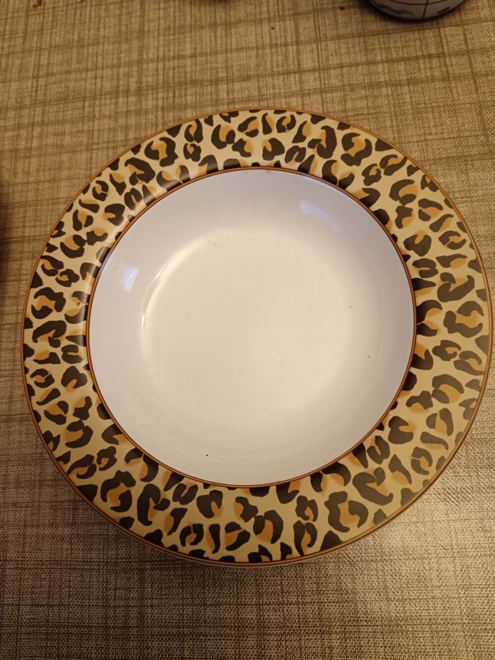 14 assiettes porcelaine bordure L&eacute;opard Cuisine
