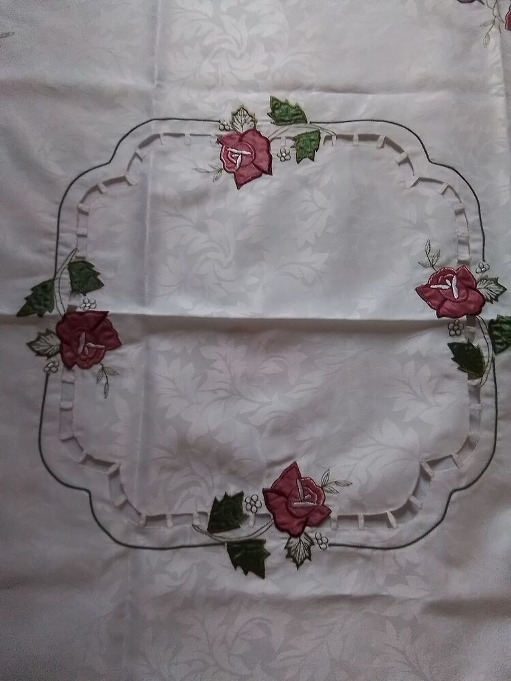 Joli napperon ajour&eacute; &amp; brod&eacute; par des roses Décoration