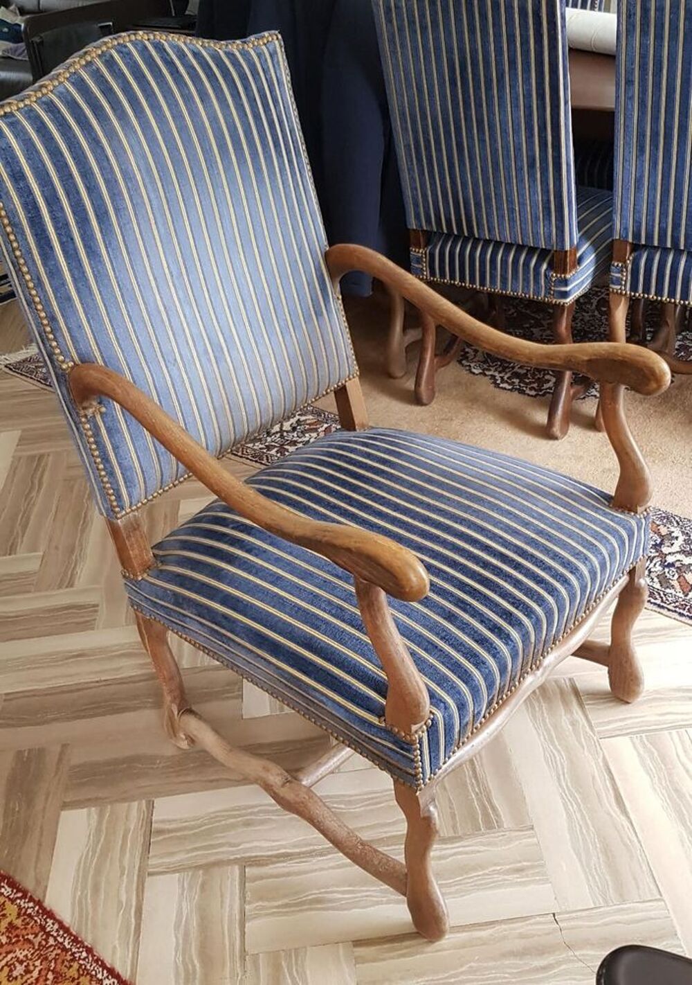 table monast&egrave;re ,6 chaises et un fauteuil os de mouton
Meubles