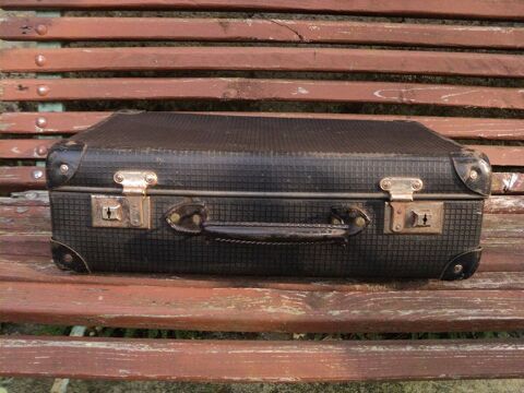Petite Valise Carton Noire à Carreaux. 30 Loches (37)
