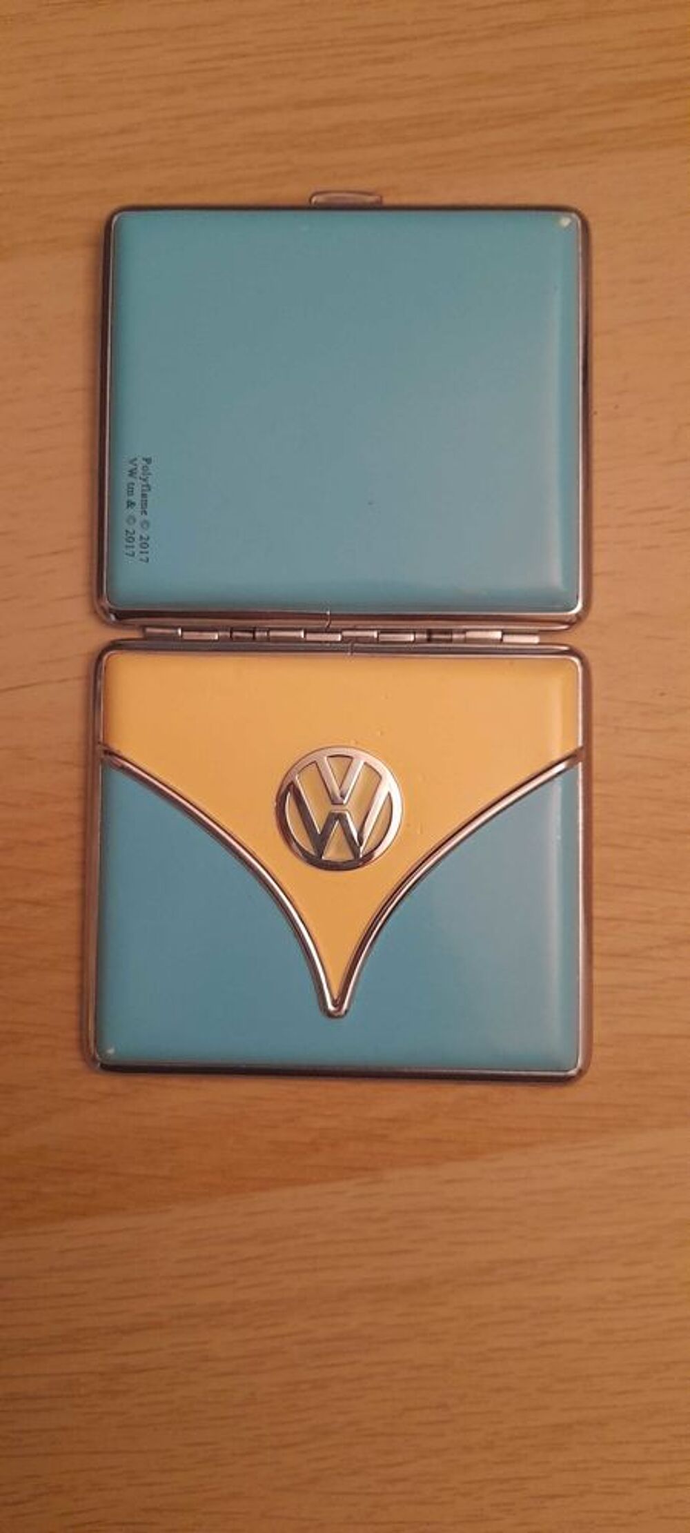 Ancienne bo&icirc;te &agrave; cigarette volkswagen 