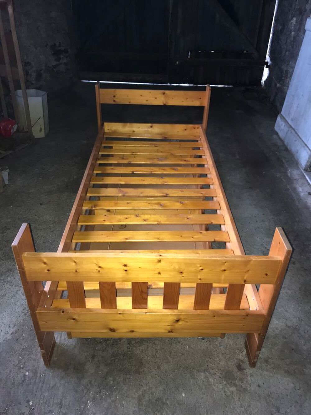 lit et commode en pin Meubles