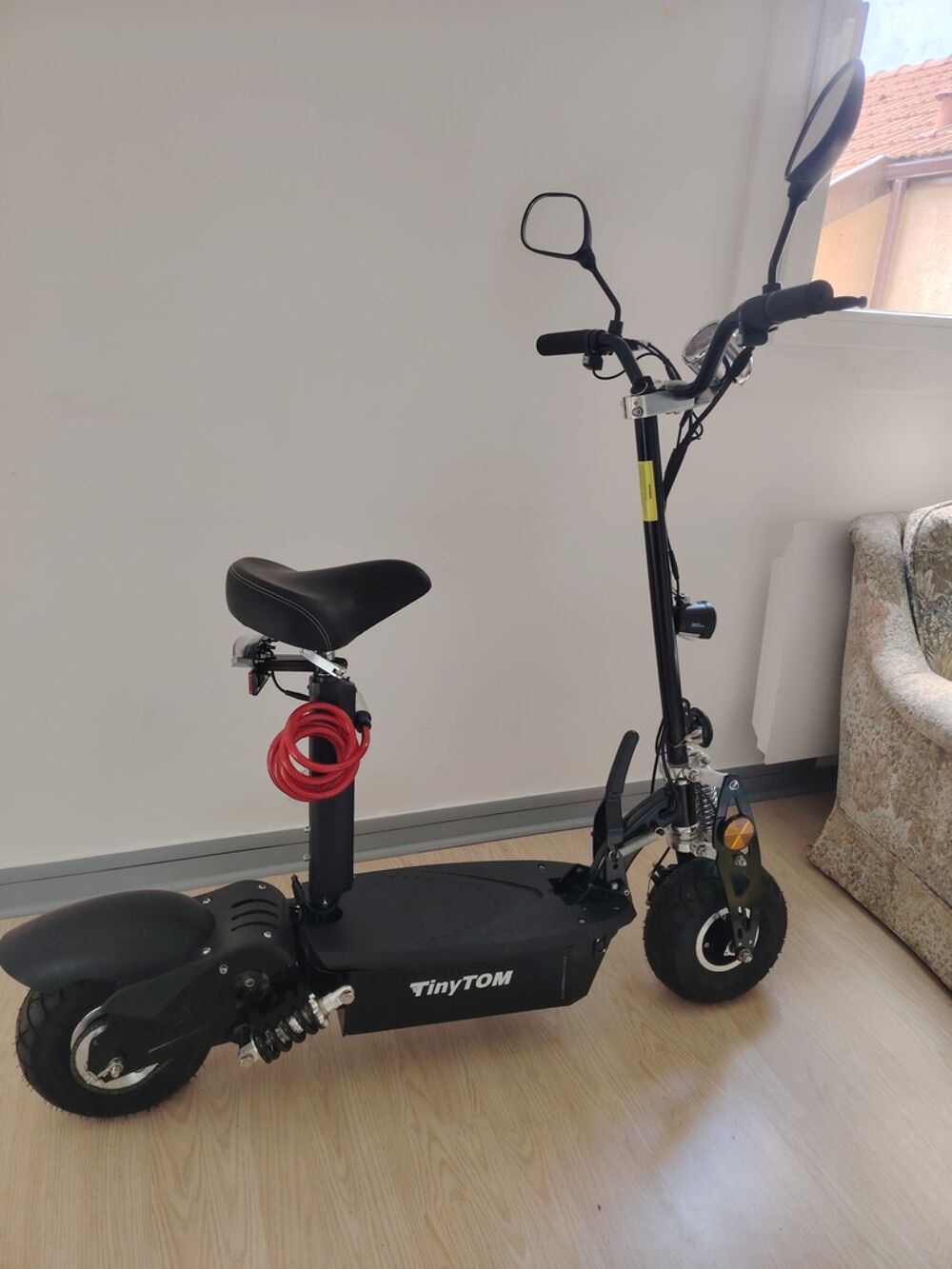Scooter &eacute;lectrique TinyTOM noir avec si&egrave;ge Vlos