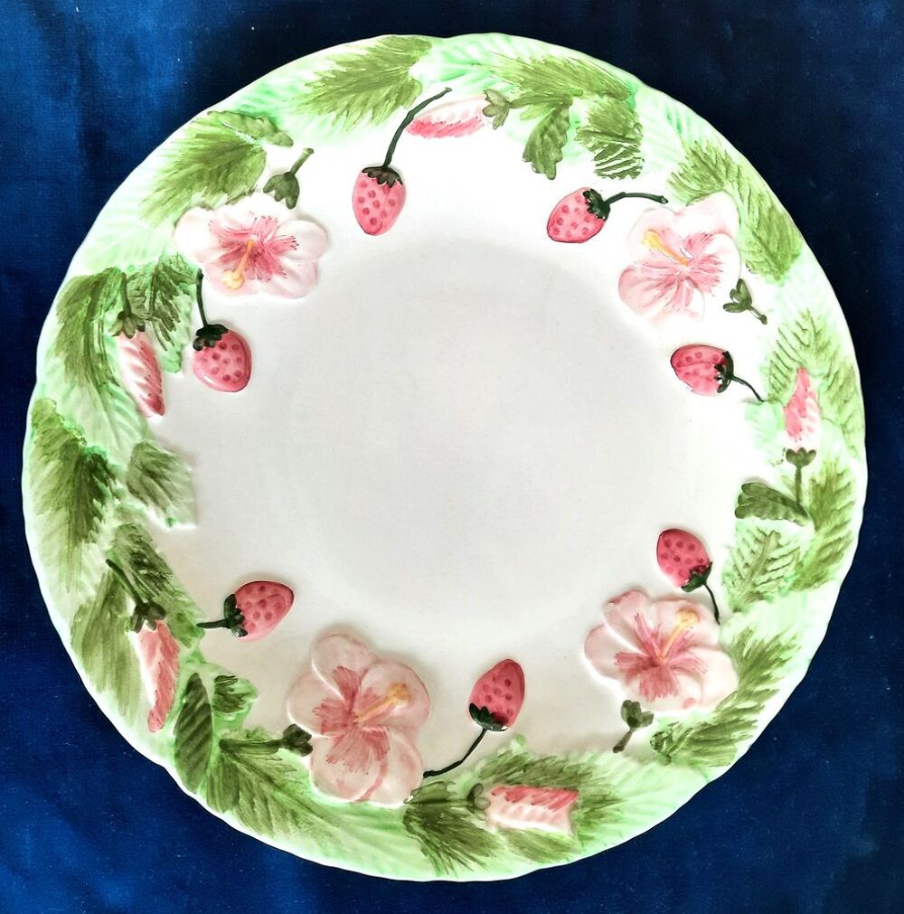 6 Assiettes en barbotine &agrave; d&eacute;cor de fleurs, fraises et feuil Cuisine