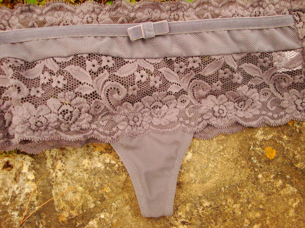 Ensemble soutien gorge et culotte gris fonc&eacute; Vêtements
