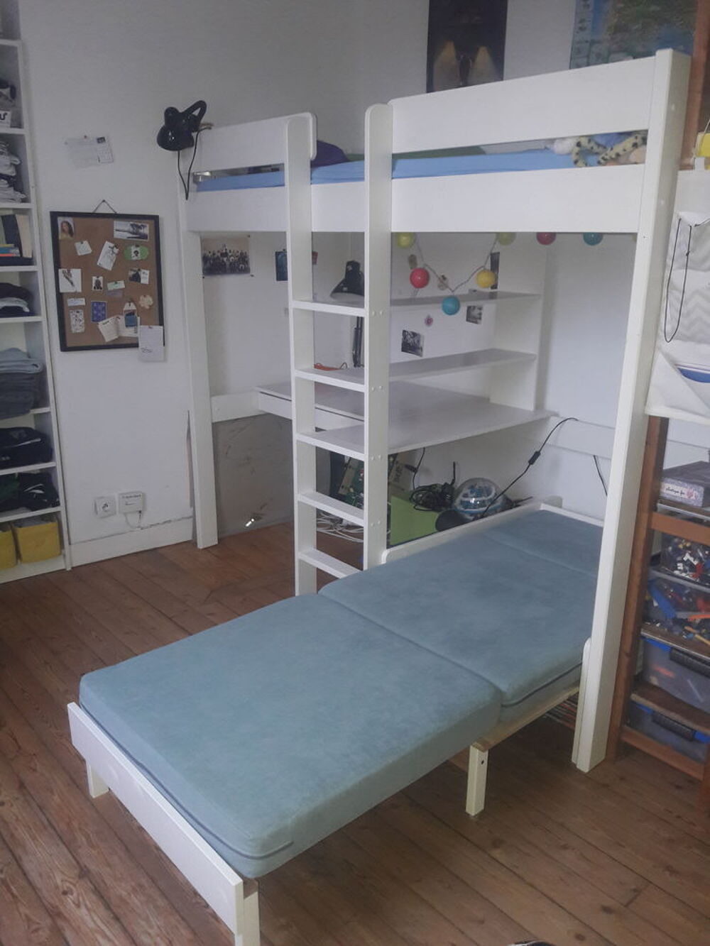 Lit mezzanine compact avec bureau chauffeuse et &eacute;tag&egrave;res. Meubles