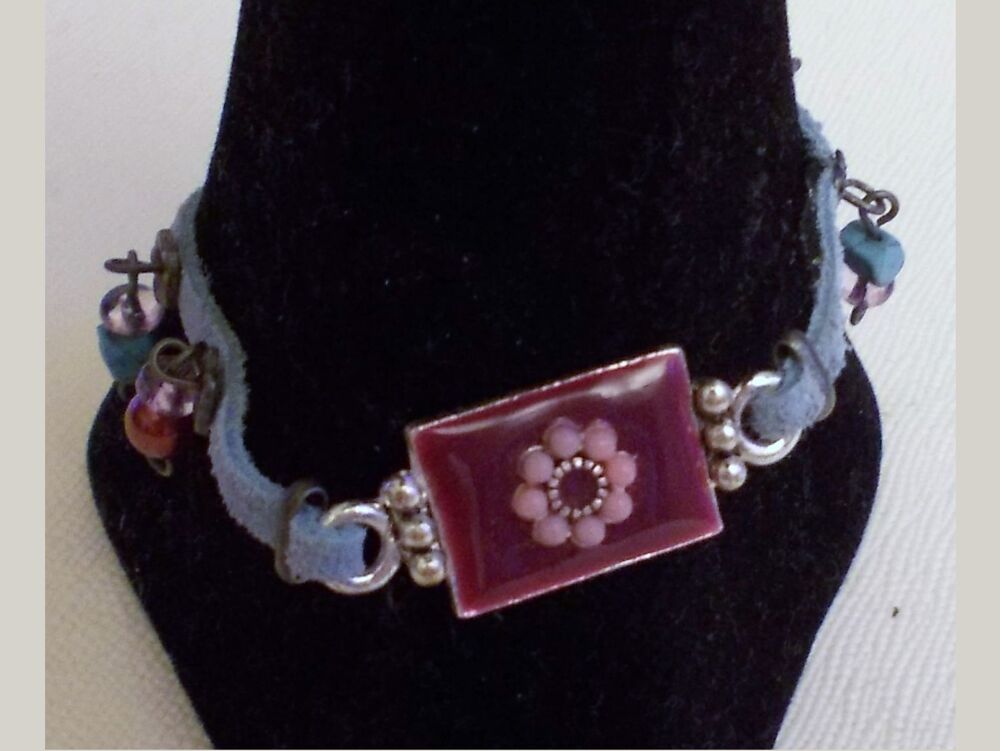 Bracelet en Daim Bleu Ciel et en M&eacute;tal Argent&eacute;- Neuf Bijoux et montres