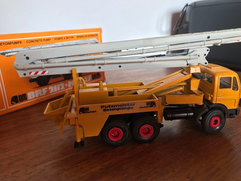 Camion pompe &agrave; b&eacute;ton miniature avec bo&icirc;te PUTZMEISTER 