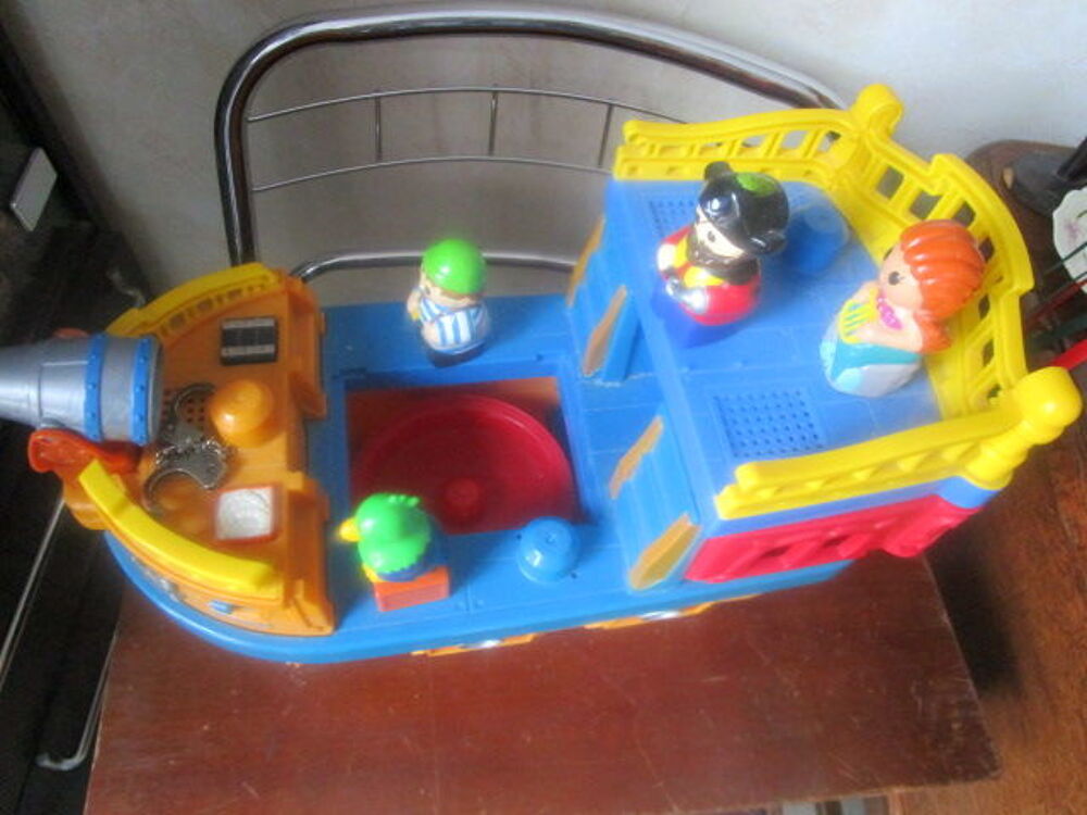 MEGA BLOKS - BATEAU PIRATE 
et 5 sujets 
Jeux / jouets