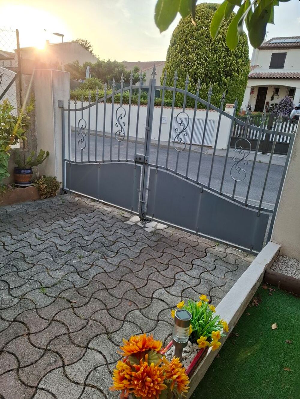 Portail/Portillon en fer.
Jardin
