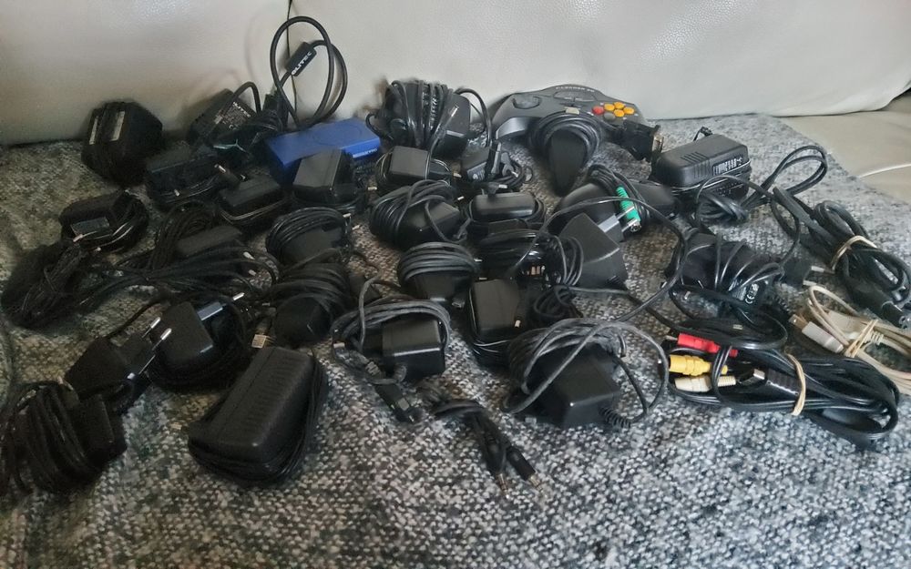 Anciens chargeurs t&eacute;l&eacute;phones portables et c&acirc;bles divers Téléphones et tablettes