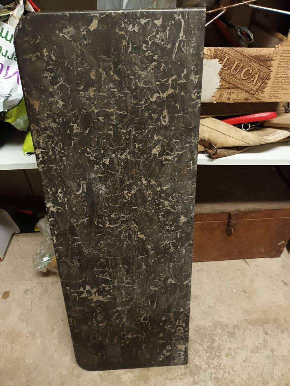 de 2 plaques de marbre : 1 grise et 1 noire Décoration
