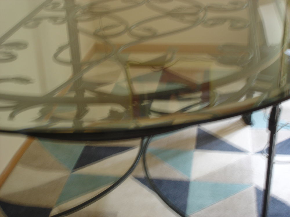 TABLE DESSUS VERRE SOCLE FER FORGER Meubles