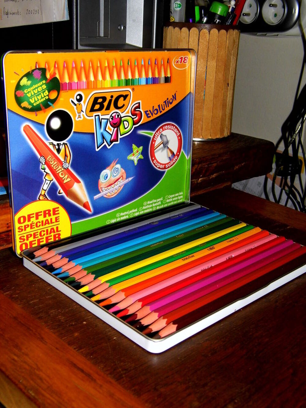 Boite BIC en m&eacute;tal 18 crayons couleurs ultra r&eacute;sistant 