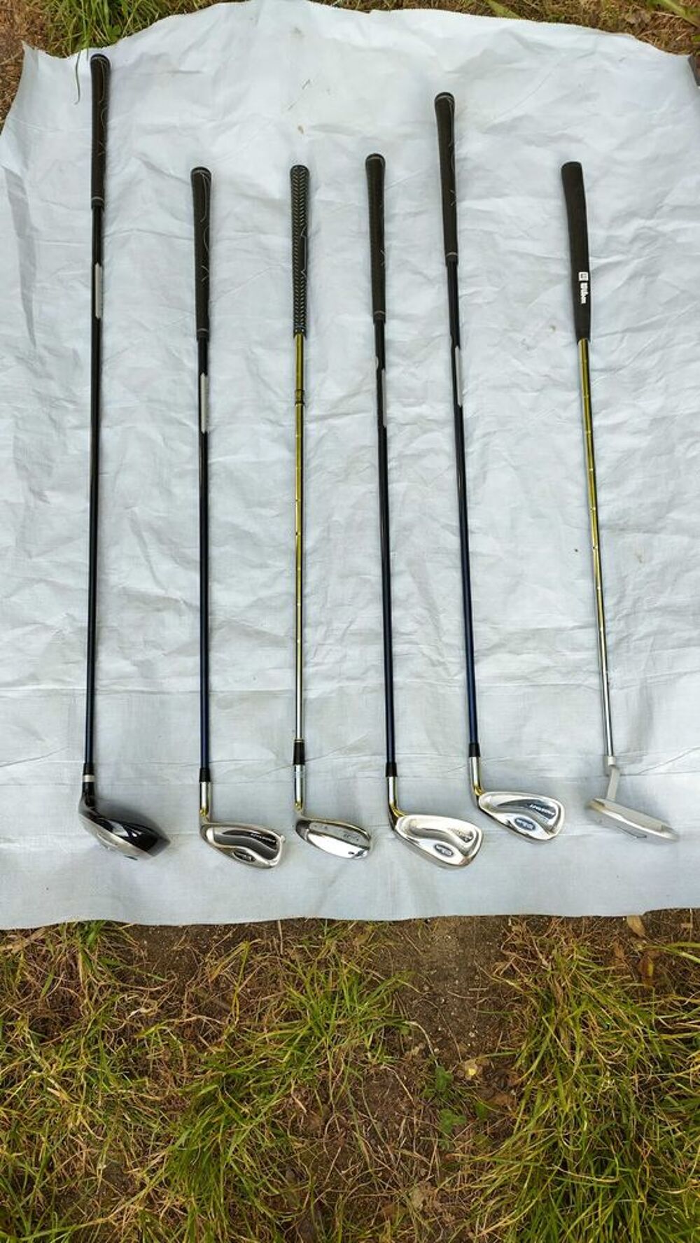 6 club de golf pour droitier avec un sac en Wilson,avec des balles et des tees . Sports