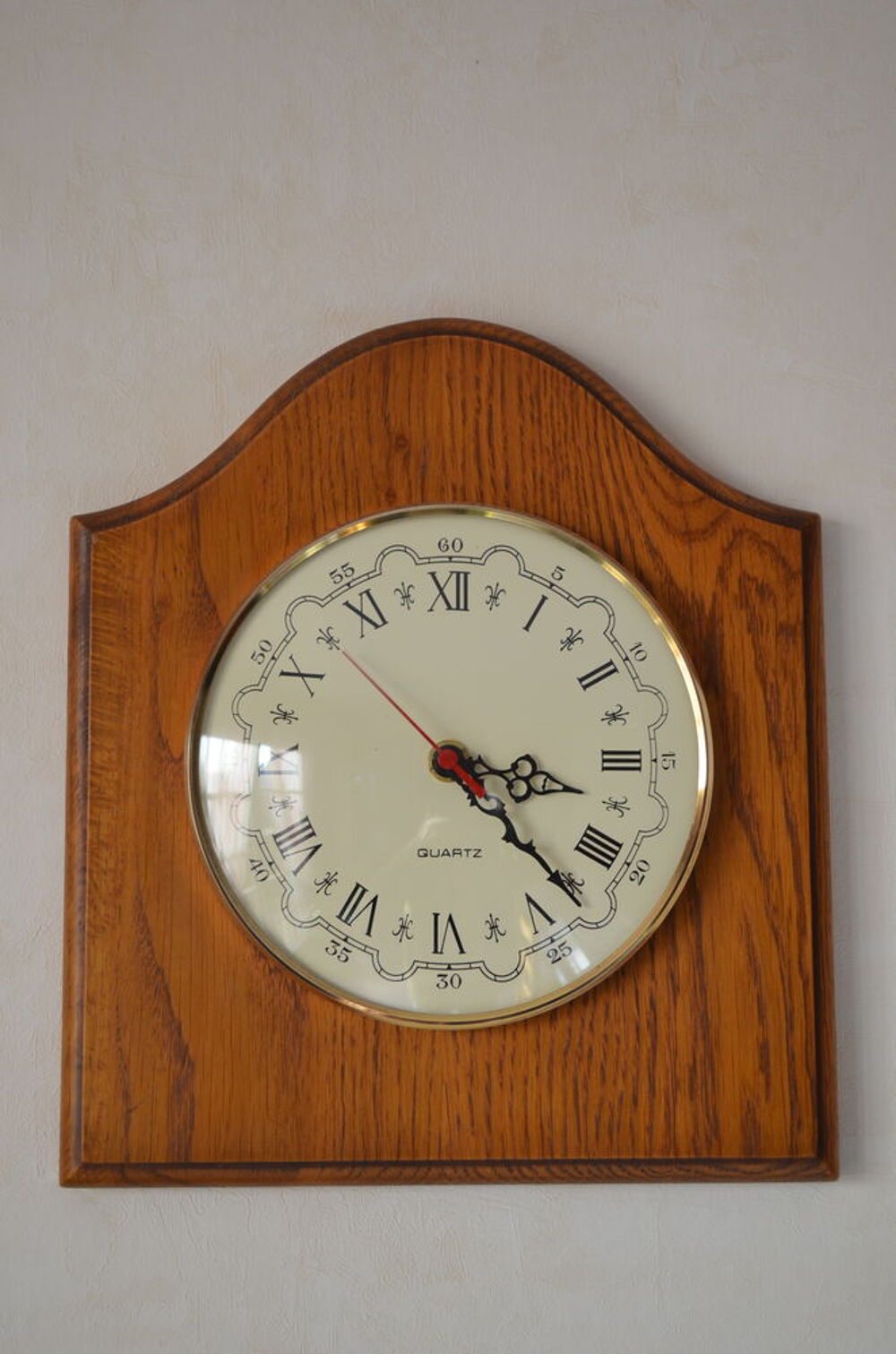 Horloge murale Ch&ecirc;ne massif cerclage cadran dor&eacute; Décoration