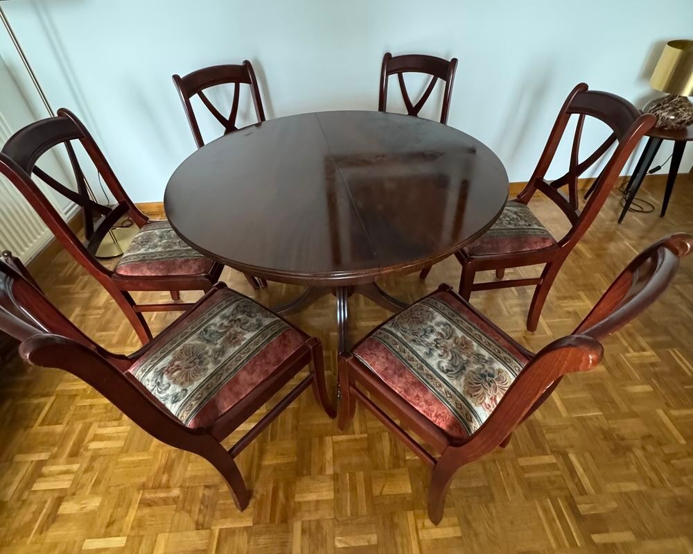 Table ronde et chaisses Meubles