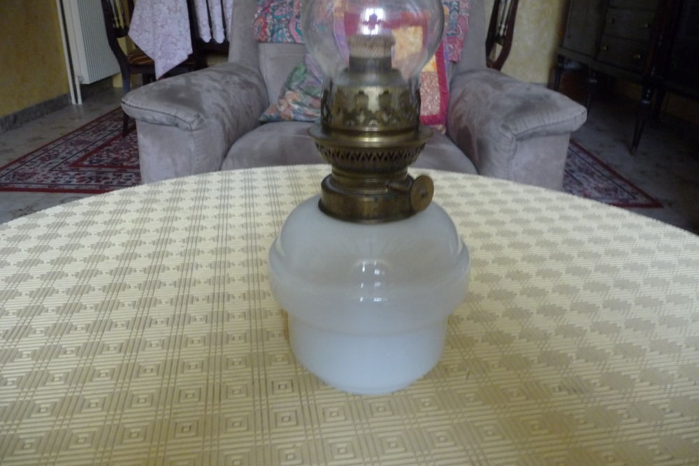 Lampe &agrave; p&eacute;trole ancienne 