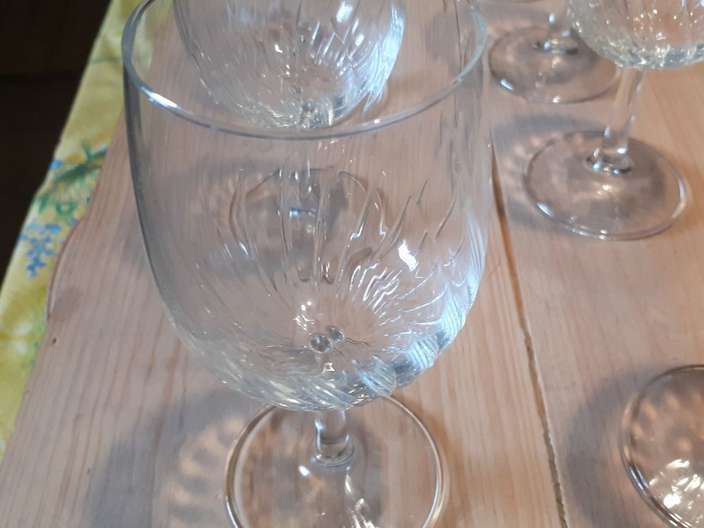 Lot de 9 verres &agrave; pied cisel&eacute;s transparents 