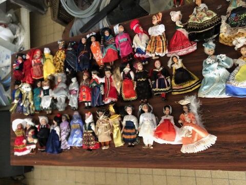 Collection de 45 poupées du monde en porcelaine à 8 € l'unit 8 Babœuf (60)