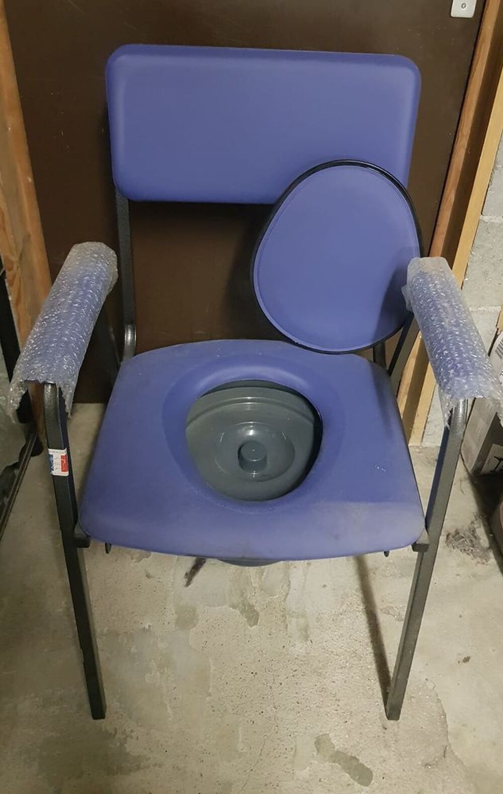 chaise perc&eacute;e m&eacute;dicale Meubles