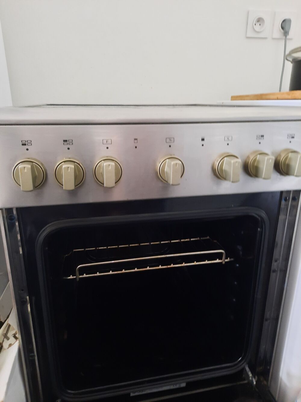 cuisini&egrave;re vitroc&eacute;ramique grise marque aya Electroménager