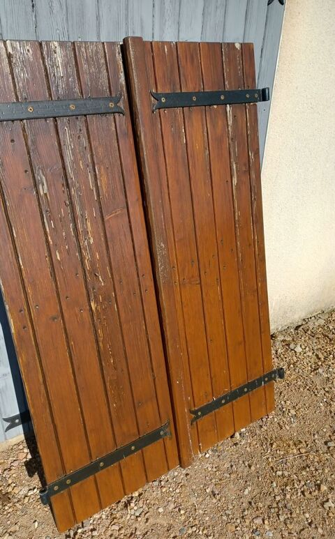 VOLETS EN CHENE  40 Paray-le-Monial (71)