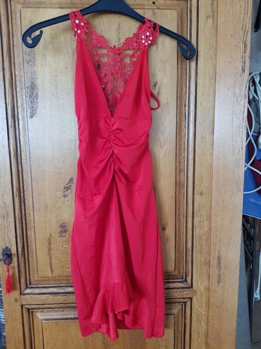 
Robe rouge moulante dos dentelle et strass mati&egrave;re synth&eacute;ti Maroquinerie