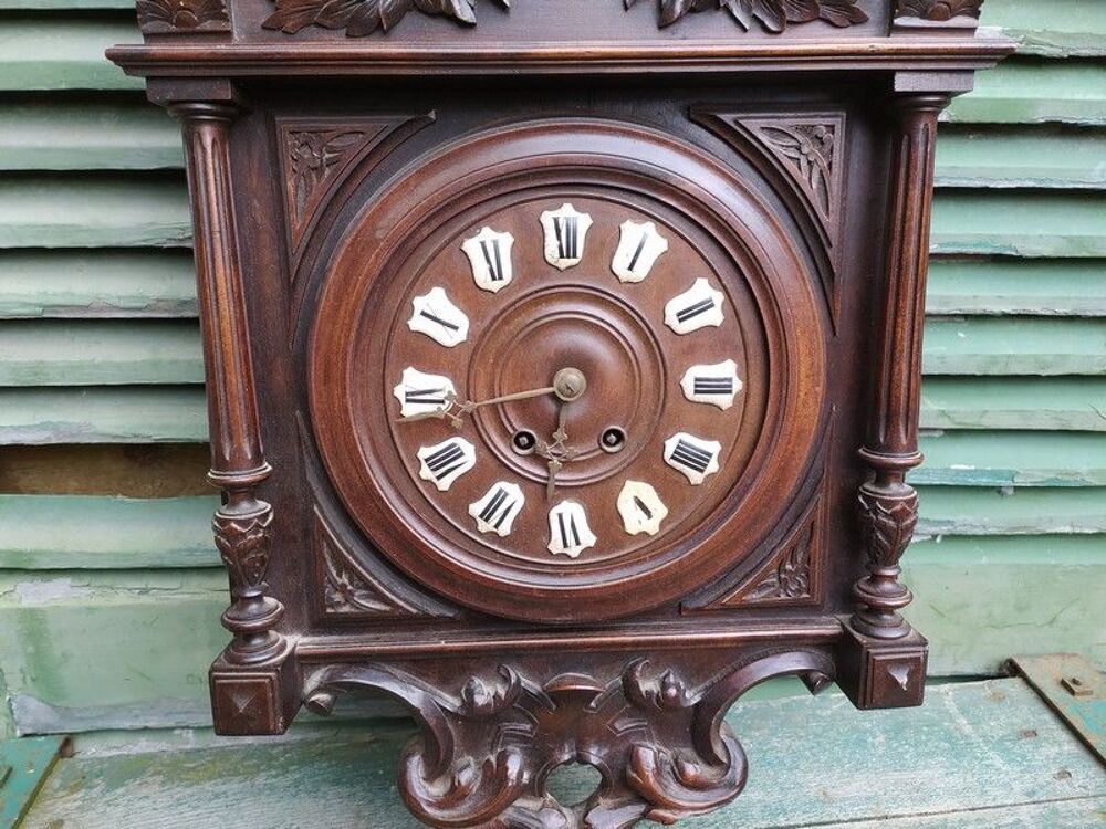 Ancienne Pendule en Bois D&eacute;cor Style Renaissance. Meubles