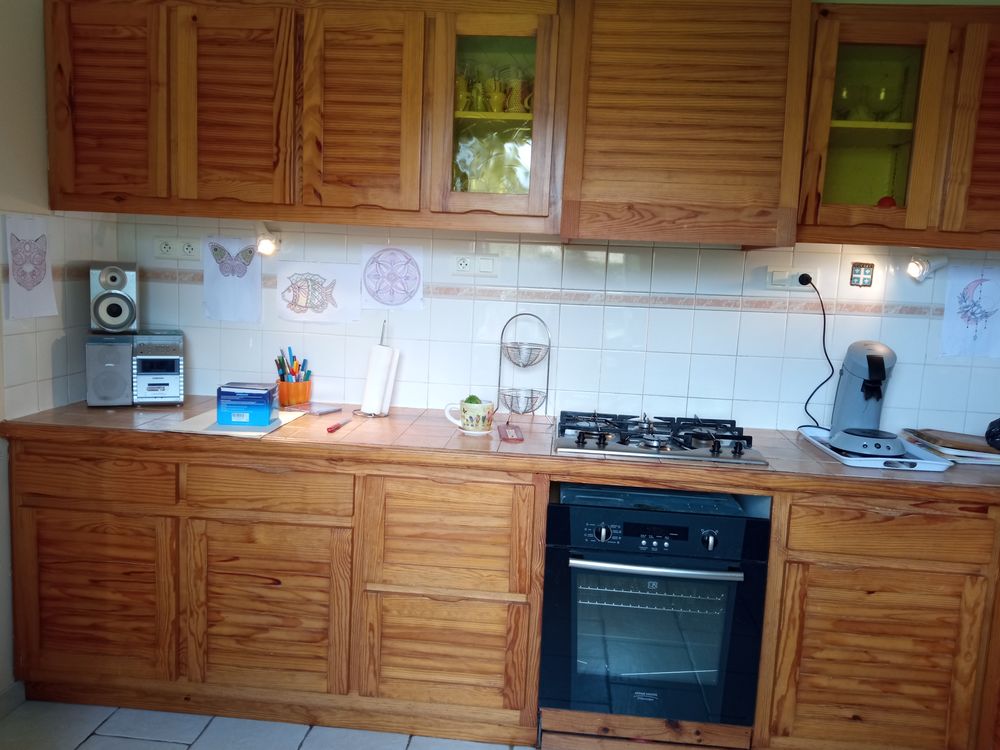 meubles de cuisine en pin bon &eacute;tat. Meubles