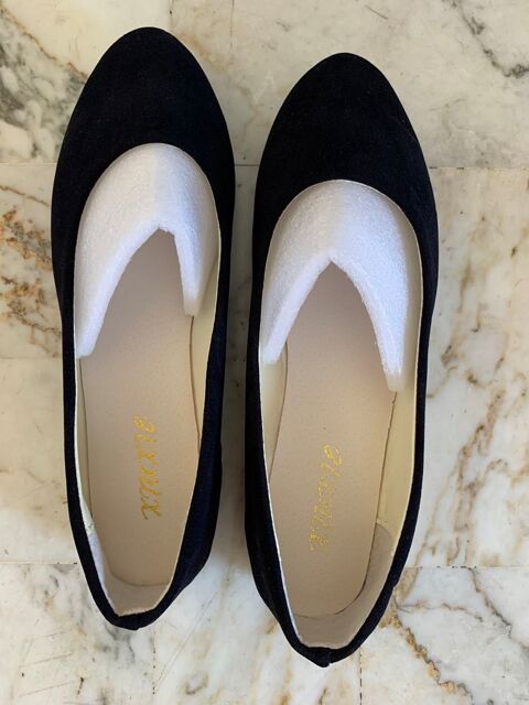 Bonjour 
chasseur ballerines, couleur bleu fonce . 25 Roquebrune-Cap-Martin (06)