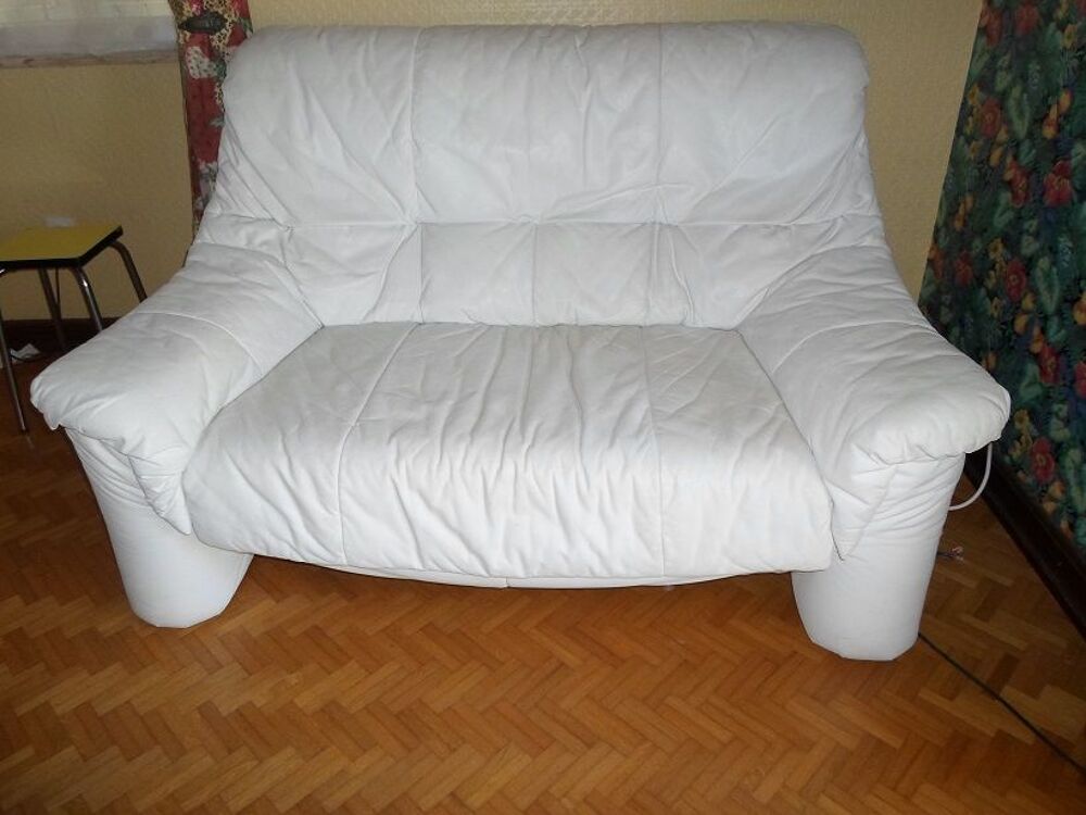  petit canap&eacute; blanc tout cuir 2 places Meubles