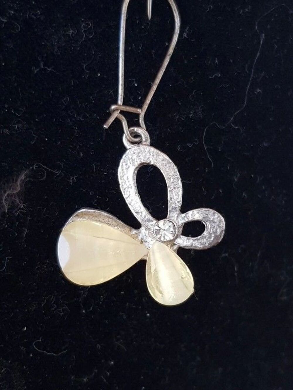 Boucles d'oreilles argent&eacute;es fleurs pierres jaunes p&acirc;les sur Bijoux et montres