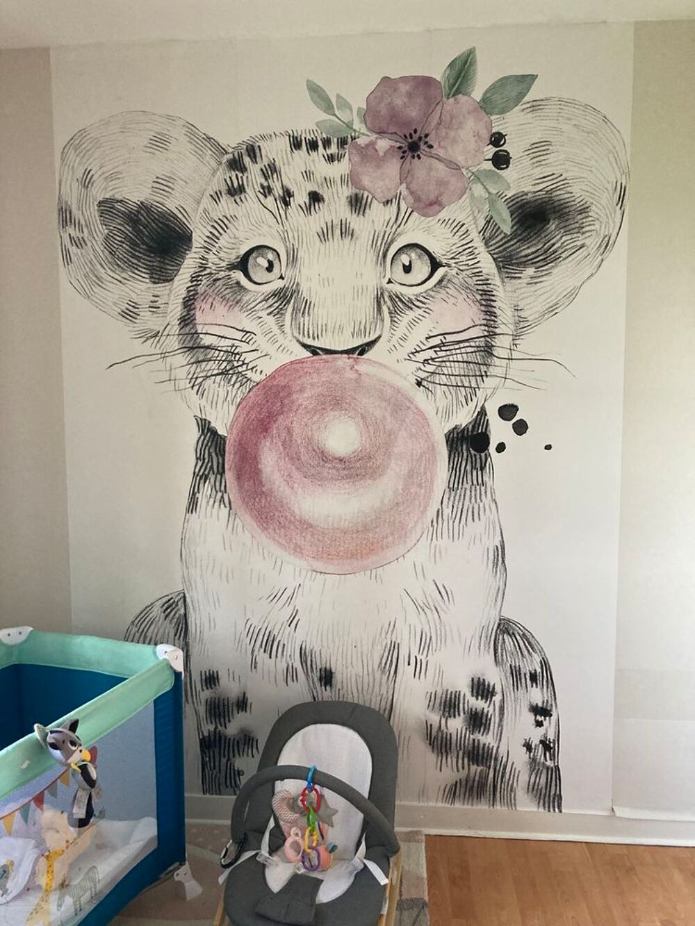 Papier peint panoramique enfants : lionceau avec bubble gum Mobilier enfants