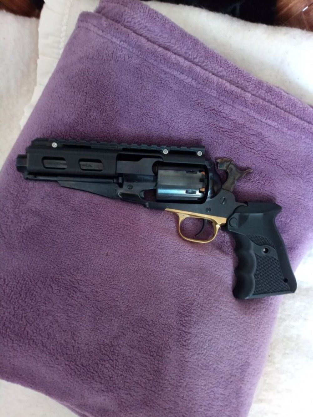 replique r&eacute;volver 6 coups poudre noire Remington sh&eacute;rrif 