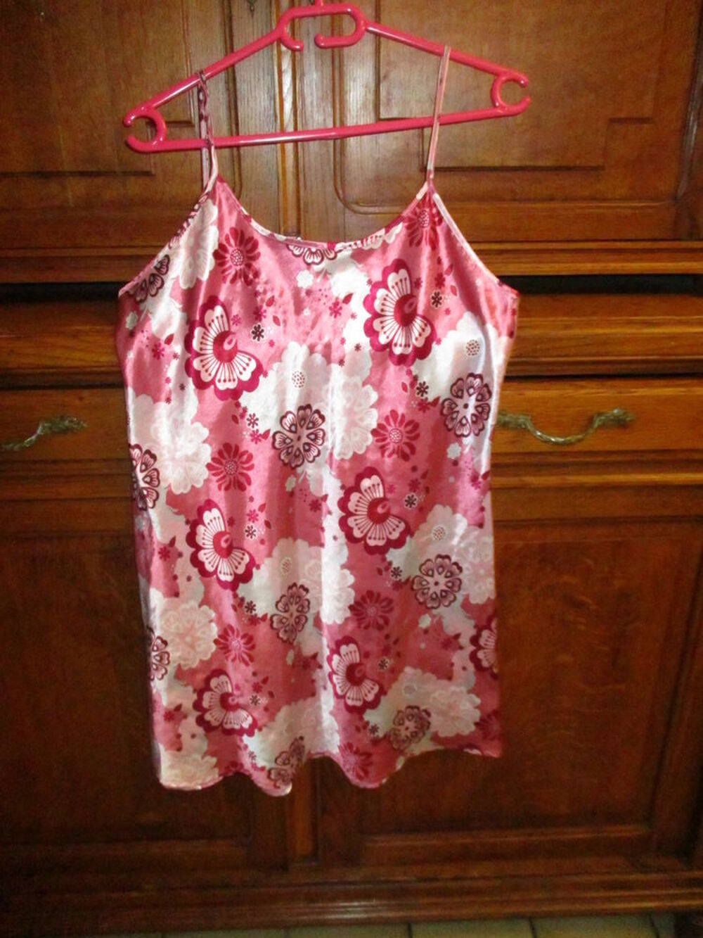 d&eacute;bardeur fleuri dans les roses et autres articles bon &eacute;tat Vêtements
