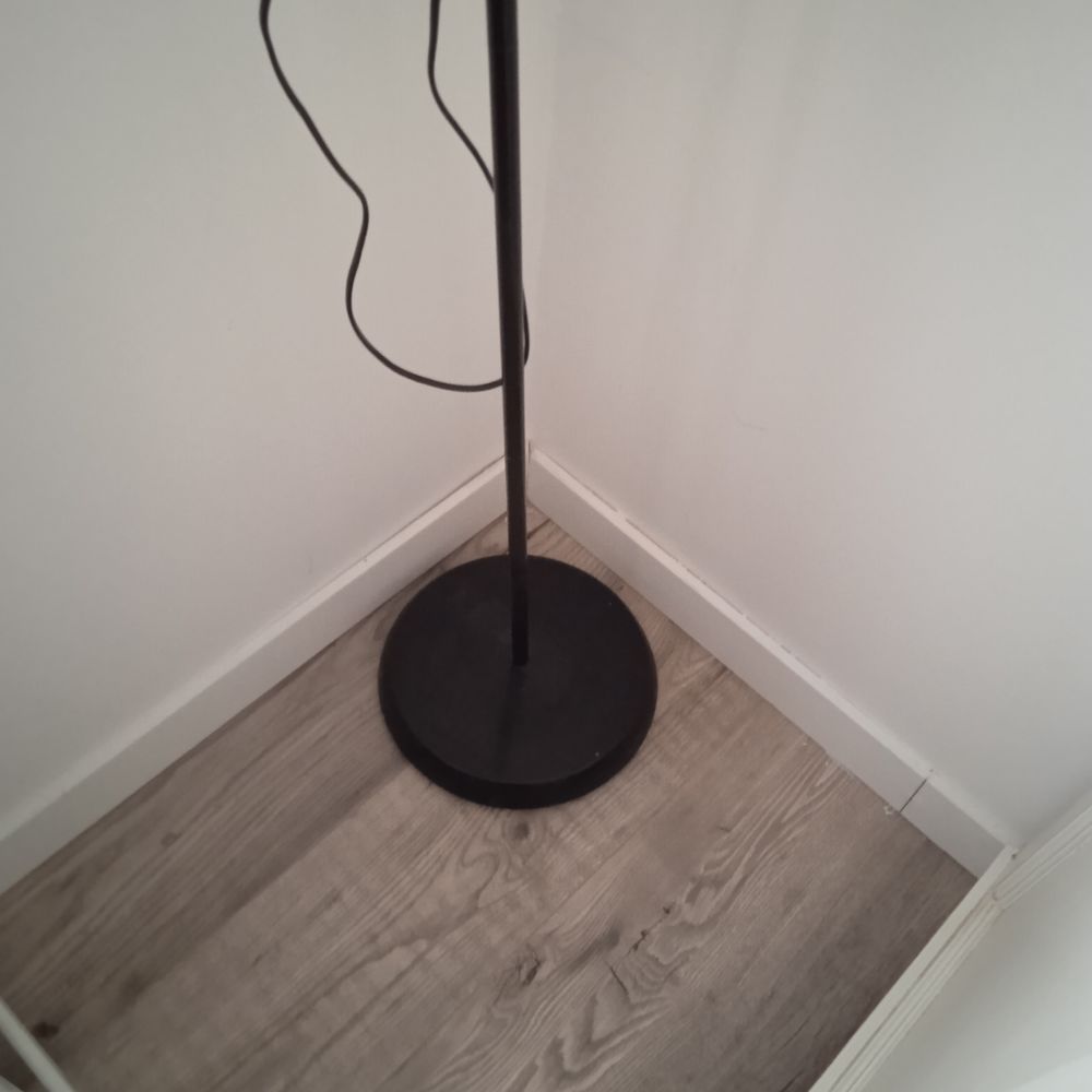 Luminaire liseuse plastique blanc support noir Décoration