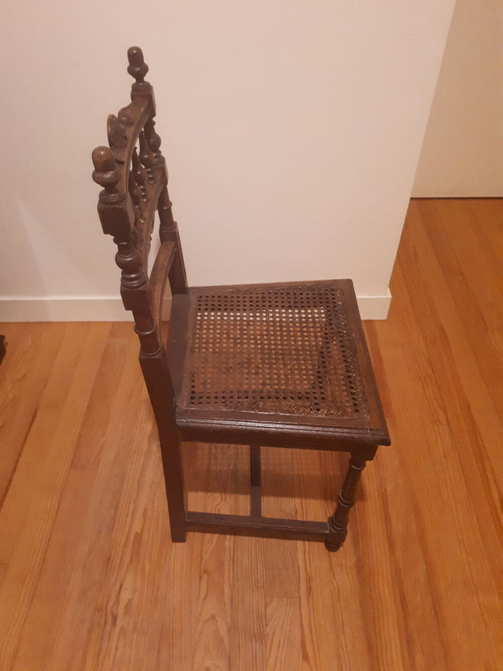 Chaise paill&eacute;e en bois style campagne, 10 euros
Meubles