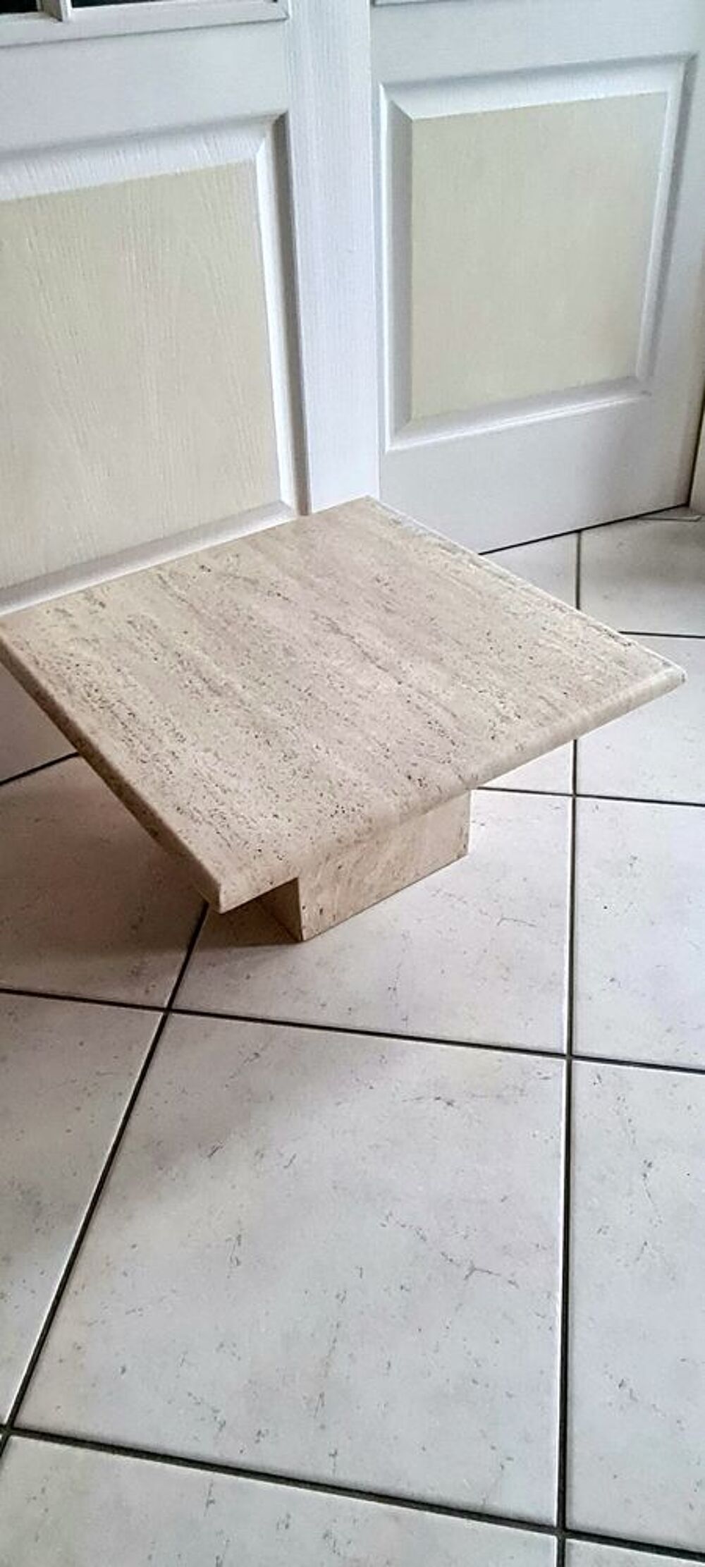 Petite table basse en travertin de Ligne Roset Meubles