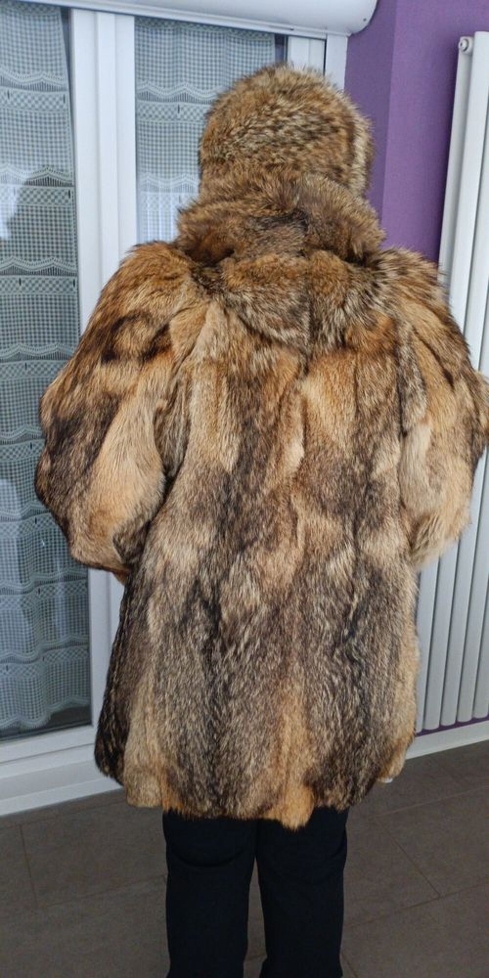Tr&egrave;s belle veste en fourrure avec toque Vêtements
