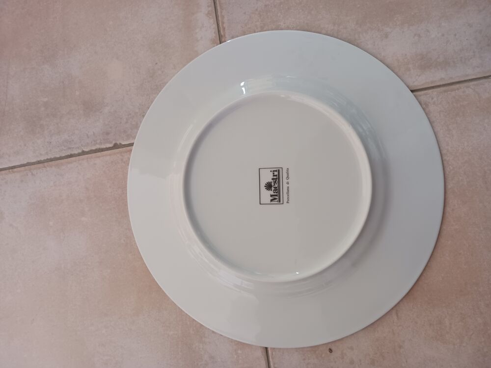 Lot de 9 assiettes Electroménager